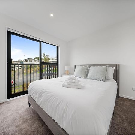 West Harbour Modern 4-Bedroom Retreat Auckland Exterior photo